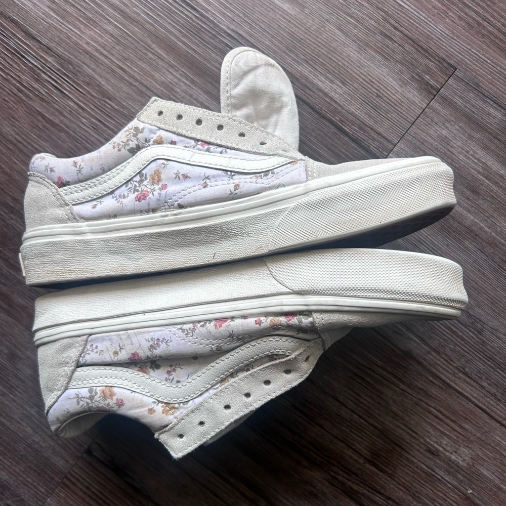 Vans- women’s floral white/cream Old Skools (laces WILL be included!)